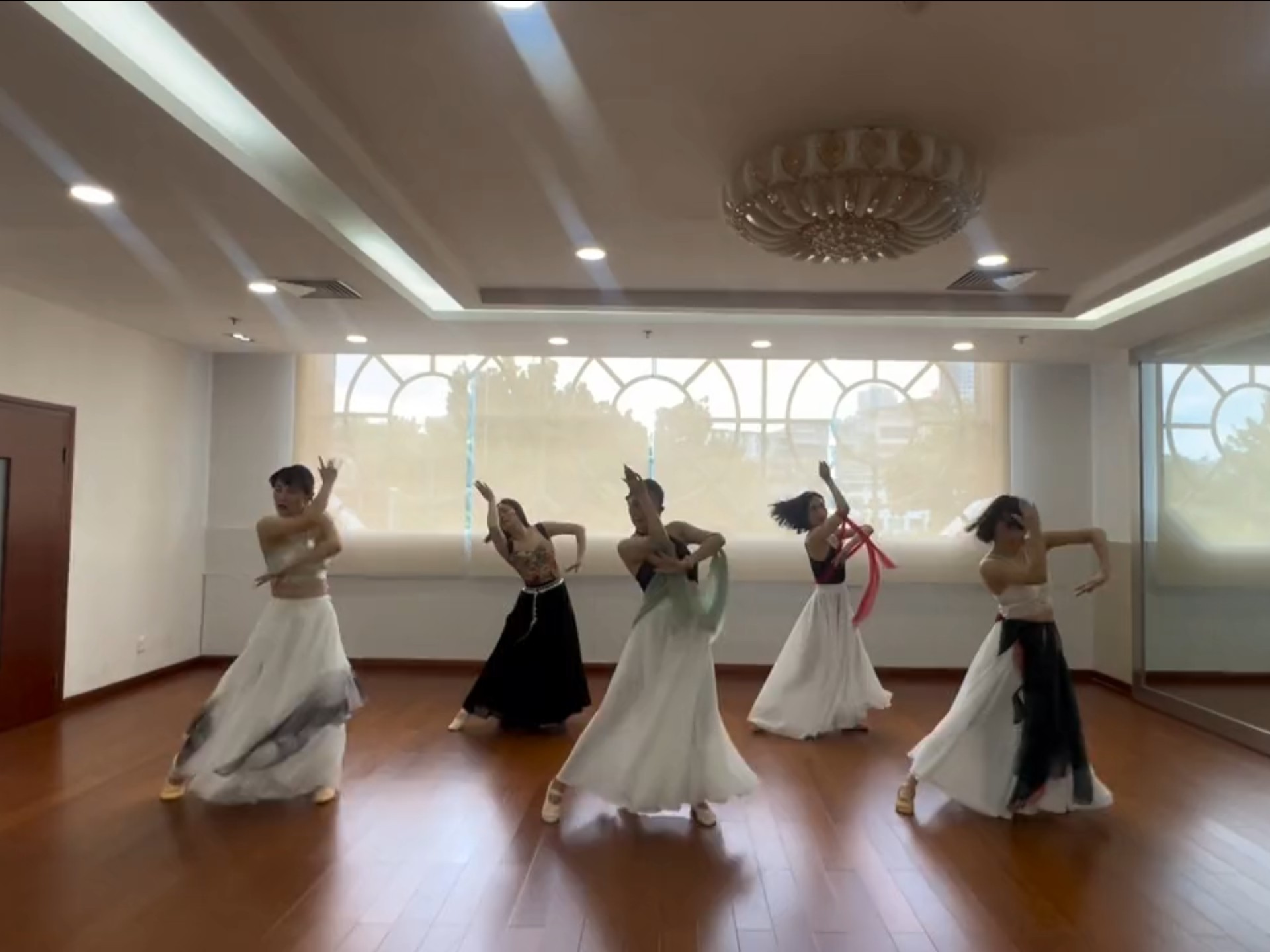 比较喜欢的一支舞《青玉案》，肉肉编的舞蹈，总是那么行云流水，恰