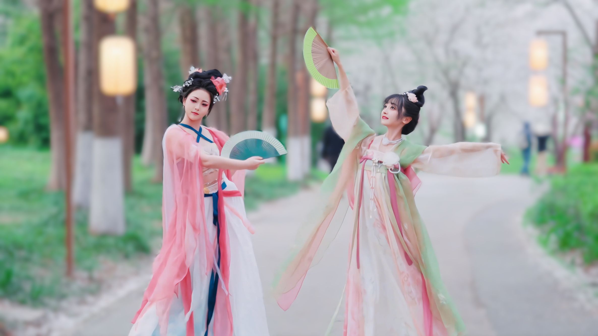 “不好了！将军嫡女带着侯府小姐私奔了！”