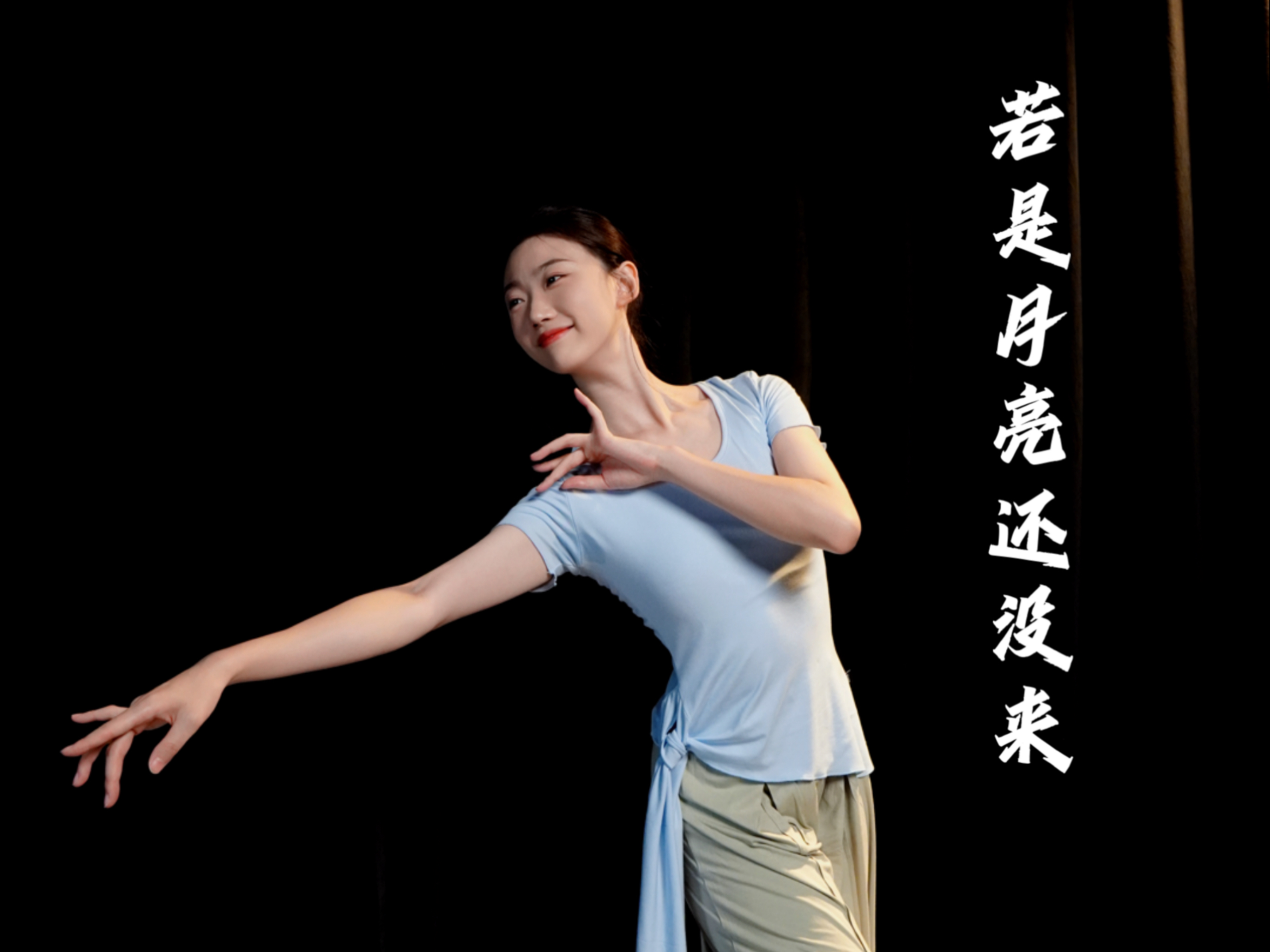 白色的山茶花微微开～ 原创：陈敉拓