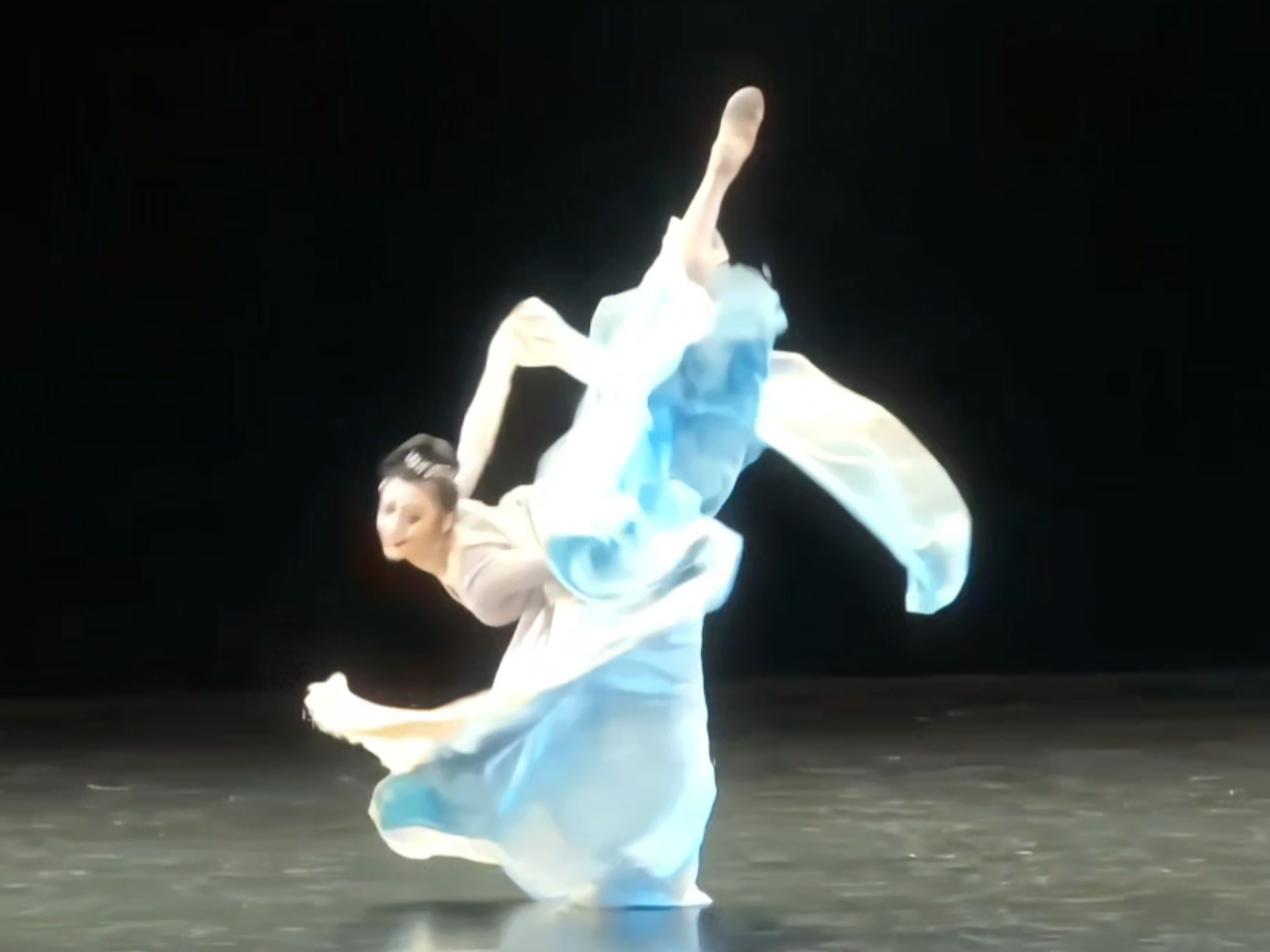 “灯火葳蕤 揉皱你眼眉～”