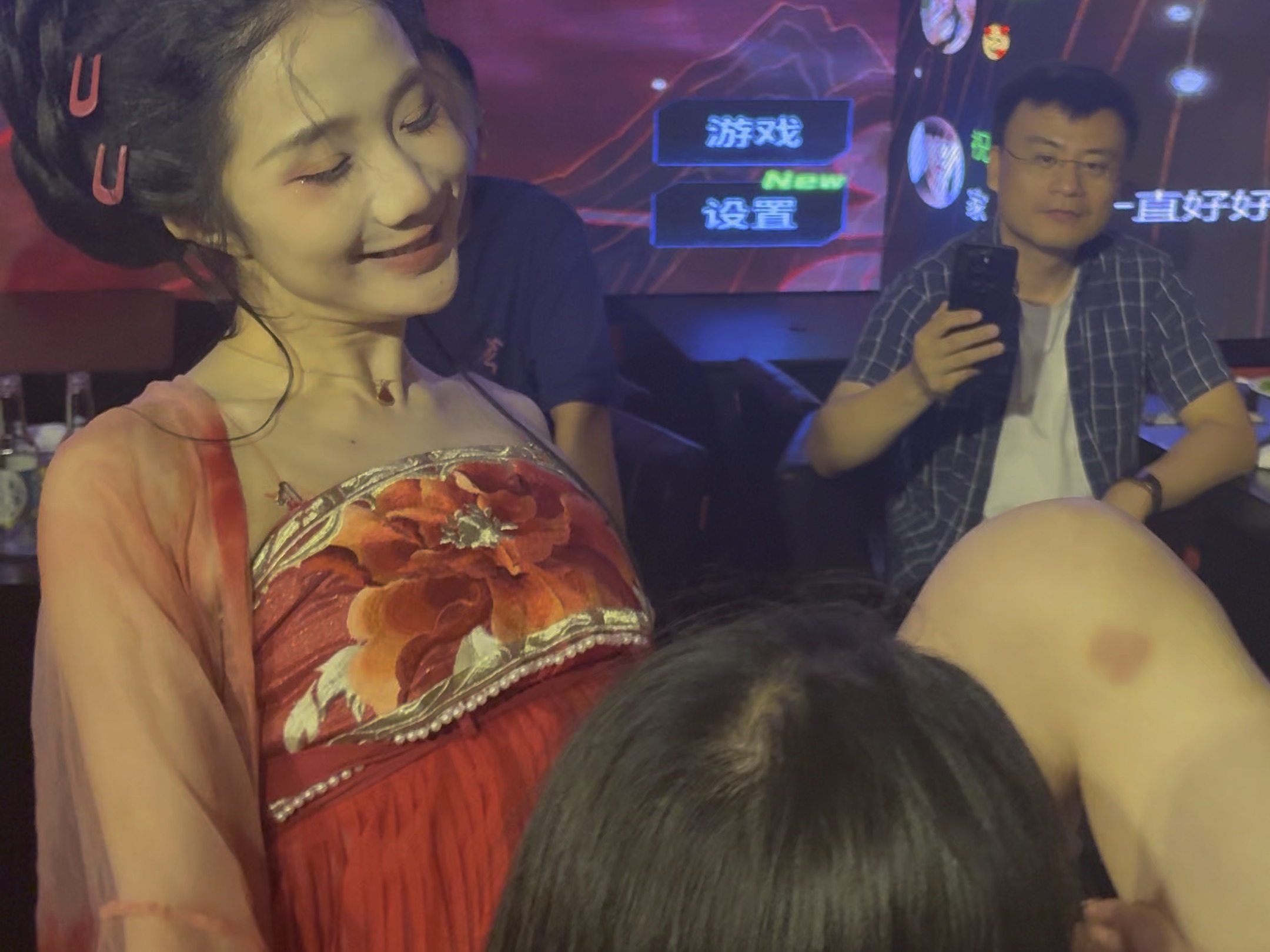 花间酒 人间月 公子何不留下与我同饮一杯