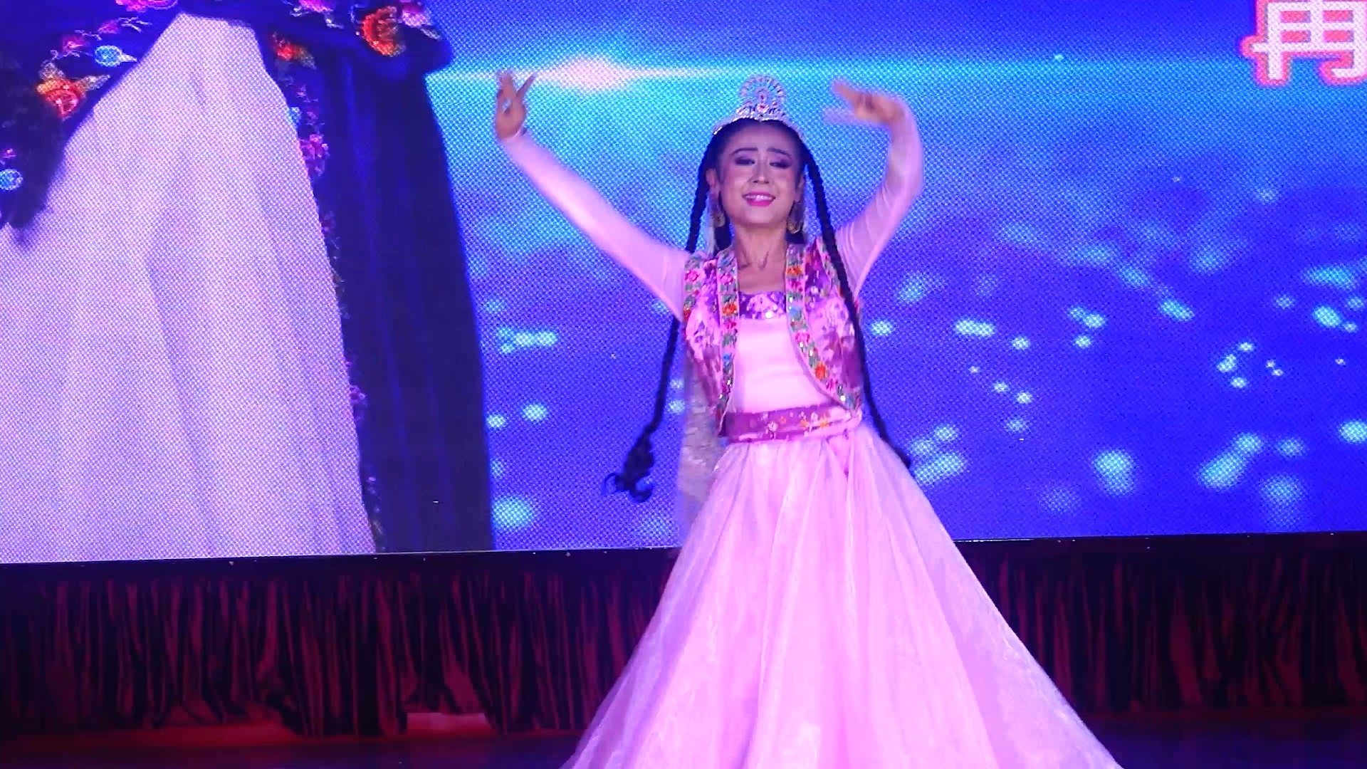 一眼入魂！看她用表情跳碎月光