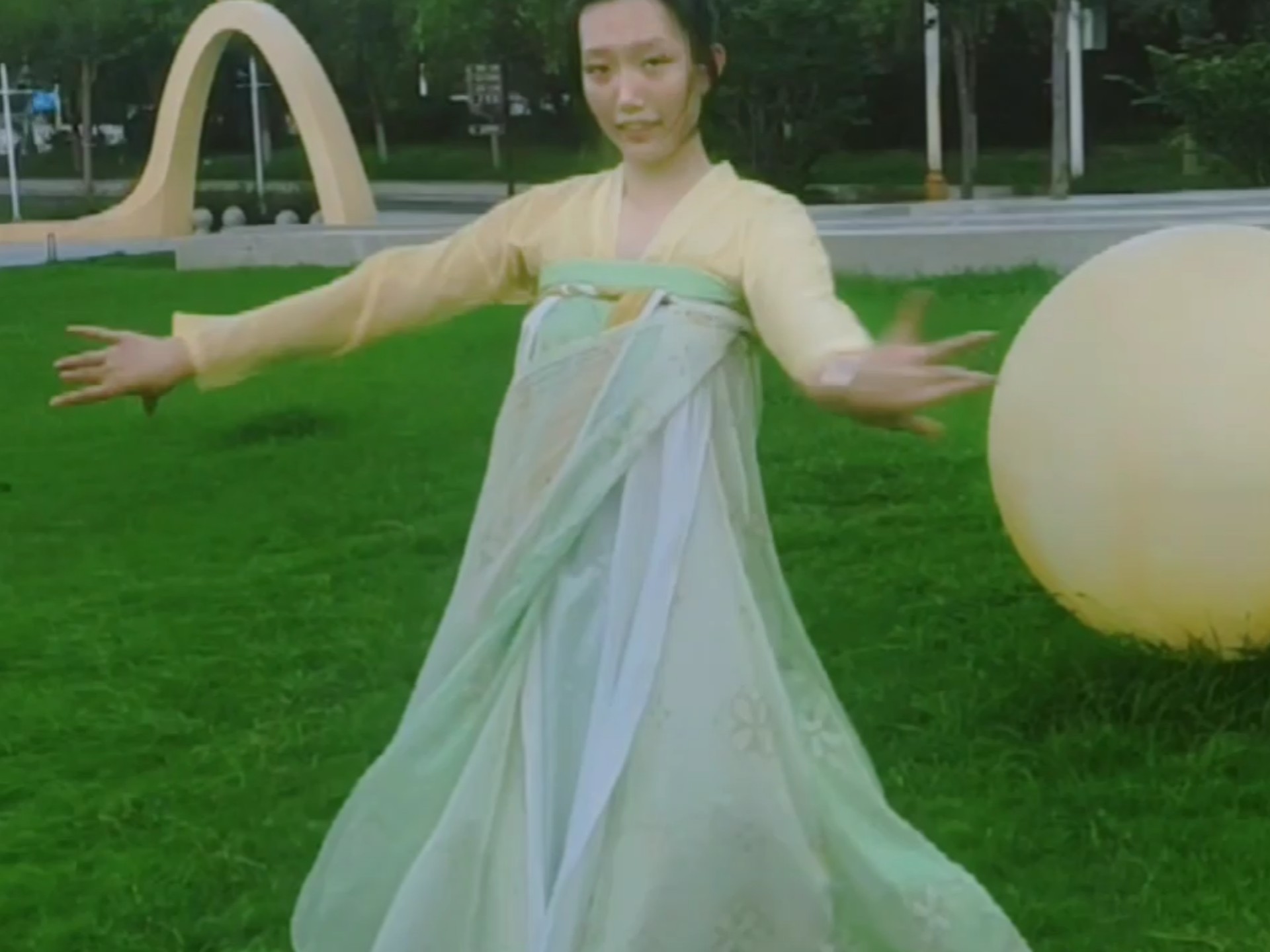 日影斜切过脖颈，  蝉声卡在旋转的刹那——  我偷了荷叶的弧度