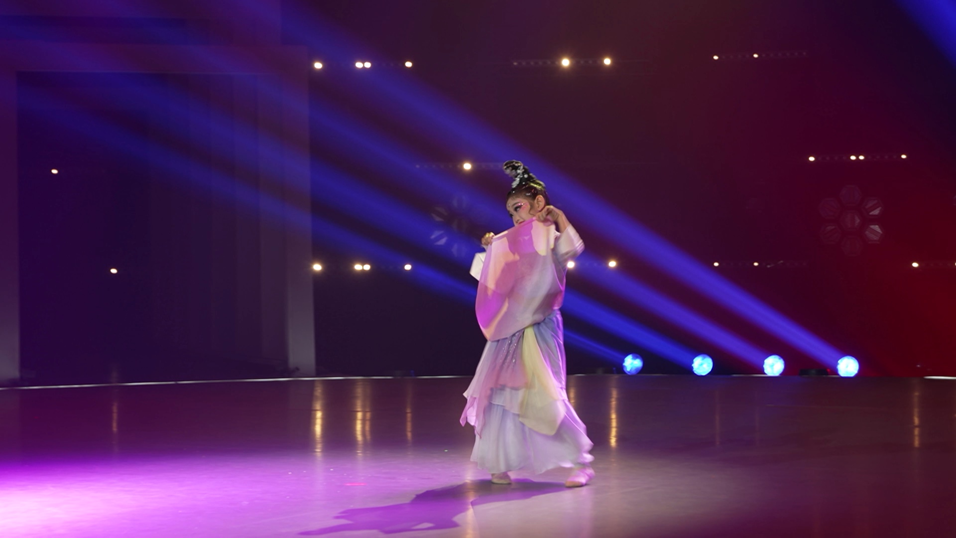 银光舞蹈《扶春入梦》袁莱