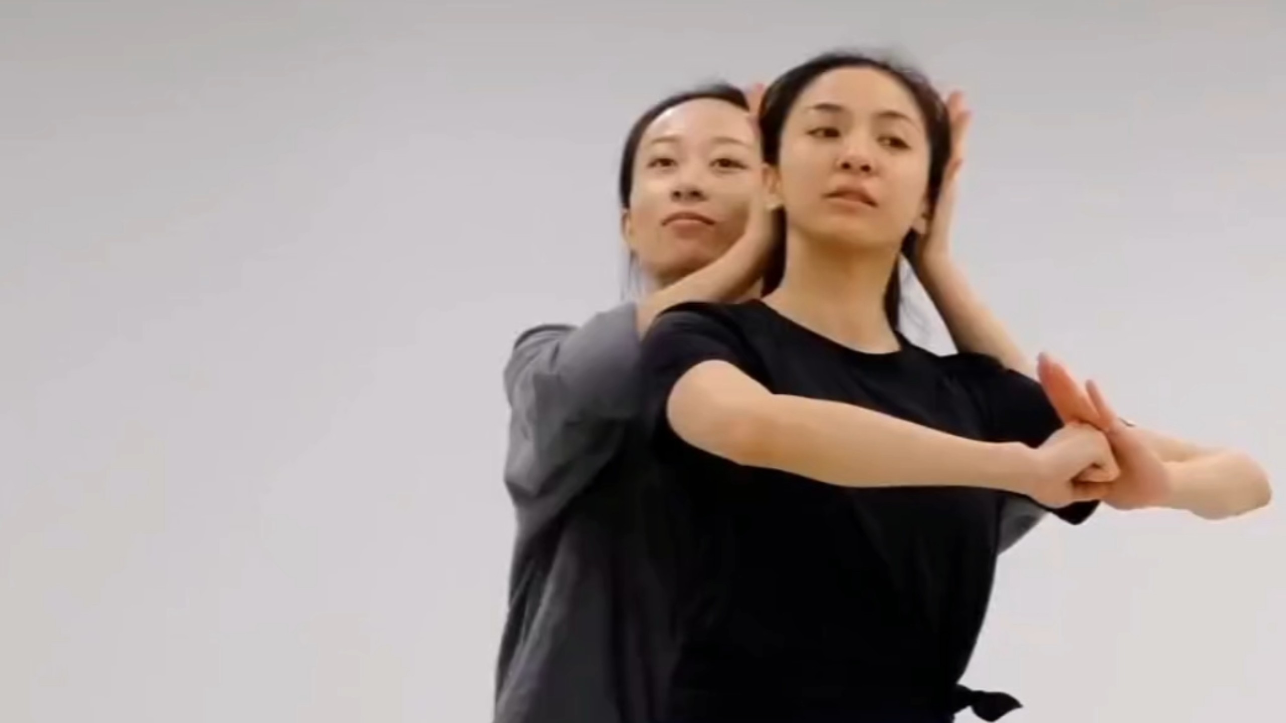 水月姐姐教唐诗逸摆造型…这是什么神仙联动…