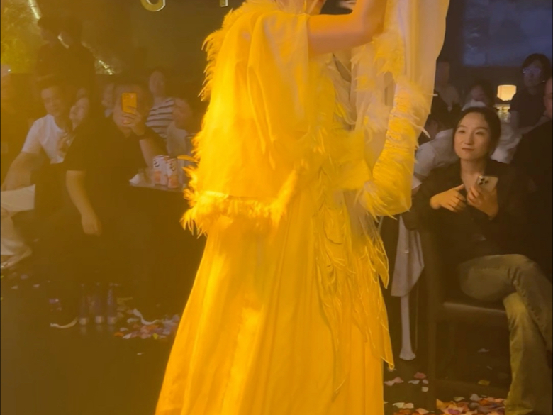 快看！她好像在发光！！