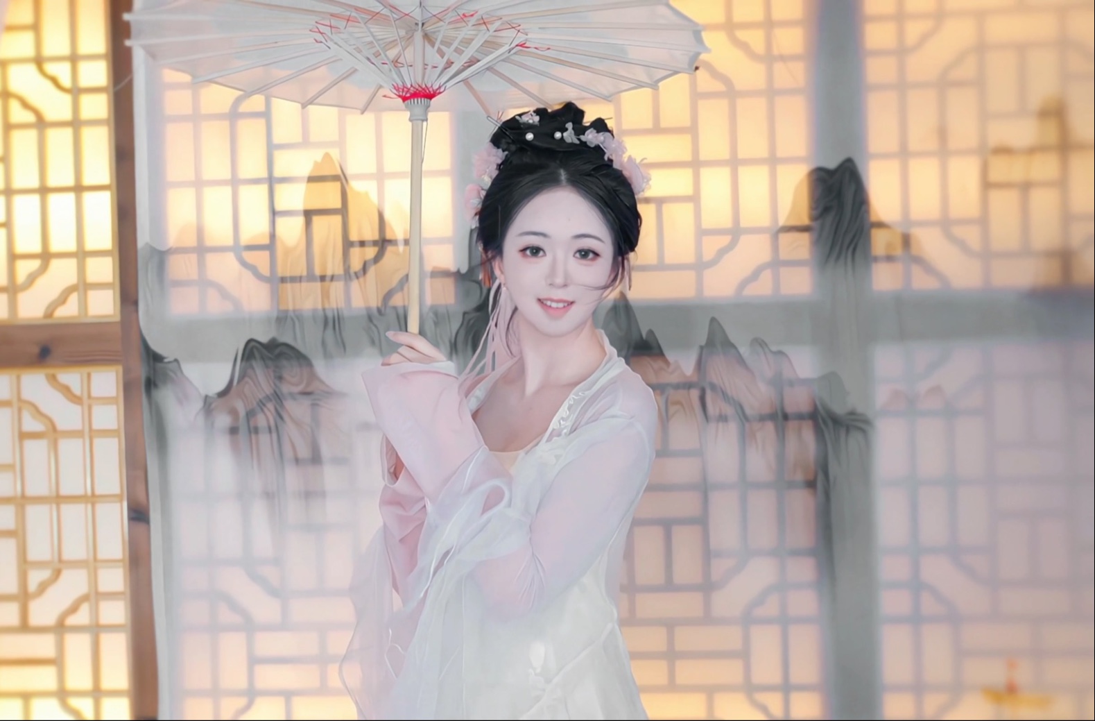 春庭晚，轻罗扇，我借一把伞，撑在有你的江南～