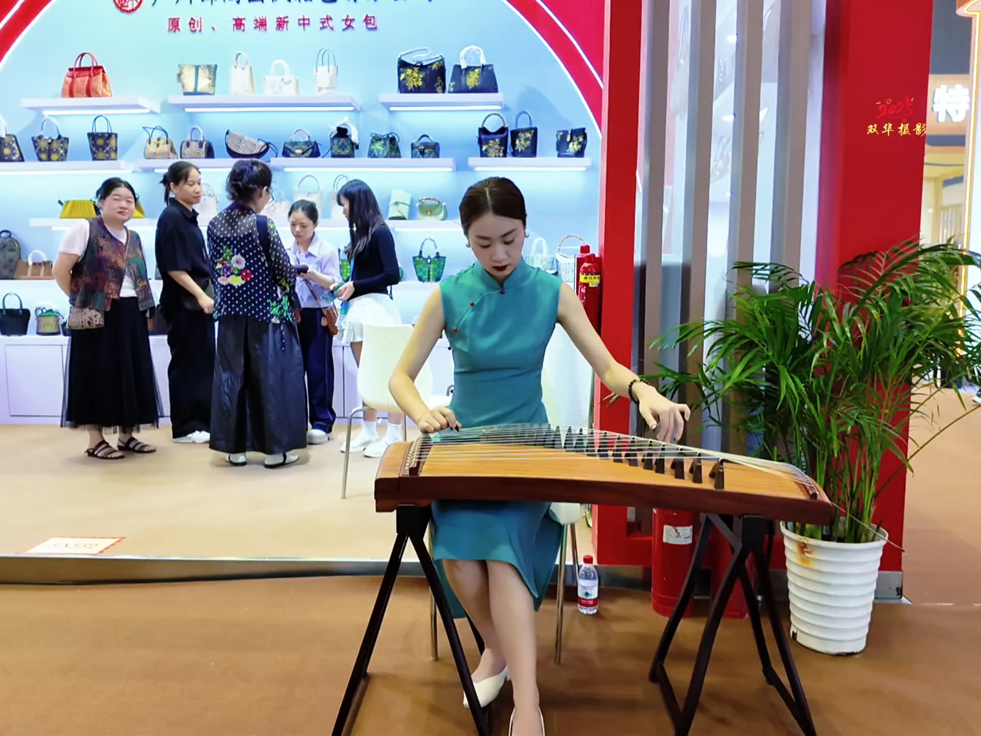 2025中国国际服装服饰博览会：中式服装，年轻人的新宠 ，在细节里