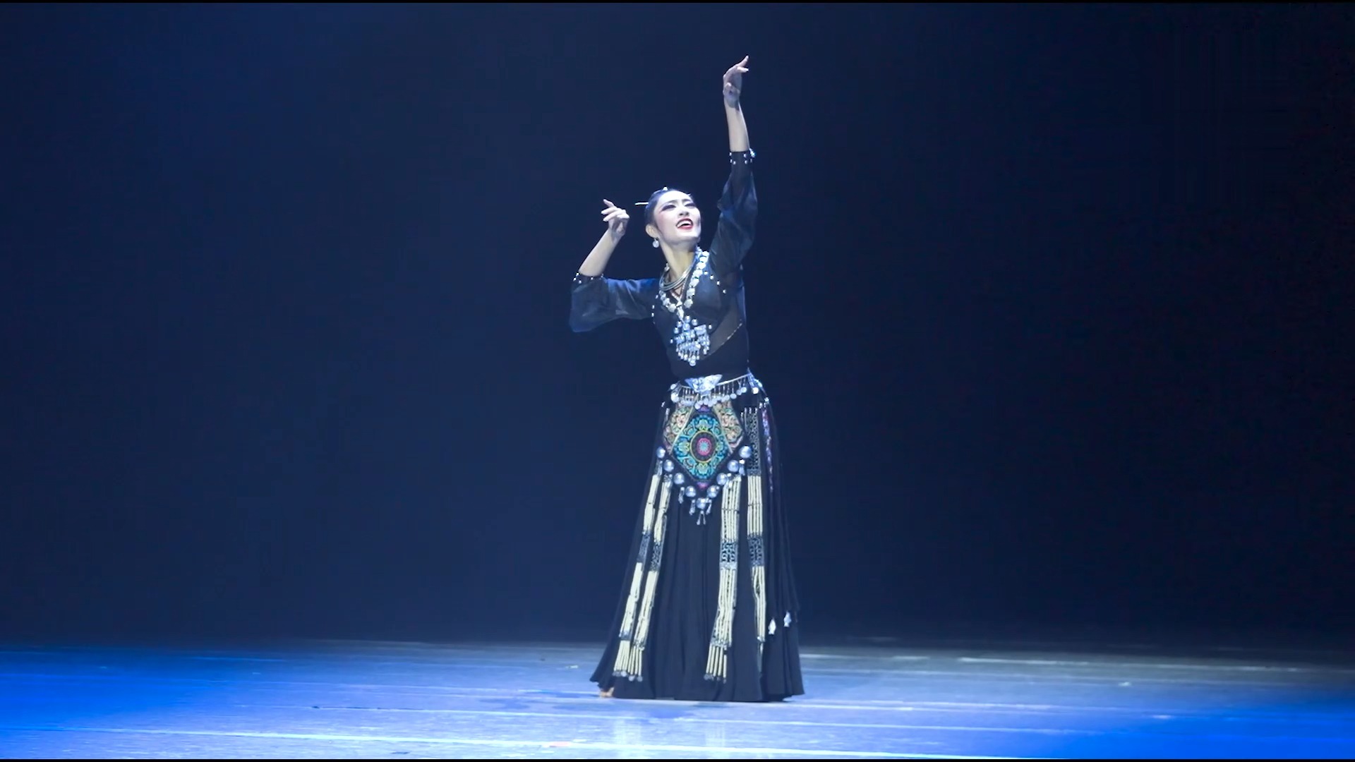 独舞《山顶》演员：郝雪妍（中央民族大学）