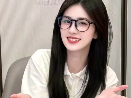 网友们，你们看，白鹿在给粉丝送礼物。#明星娱乐 #白鹿 #娱乐一