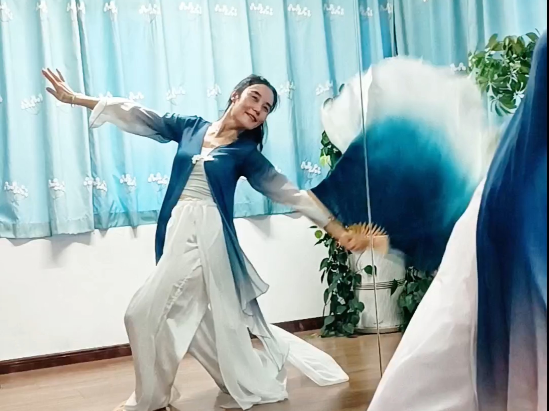 看N多遍不如动起来，翻跳刘宇、夫仔《画中游》，完整版