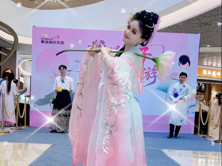 夏季限定款荷花花仙走秀现场演出