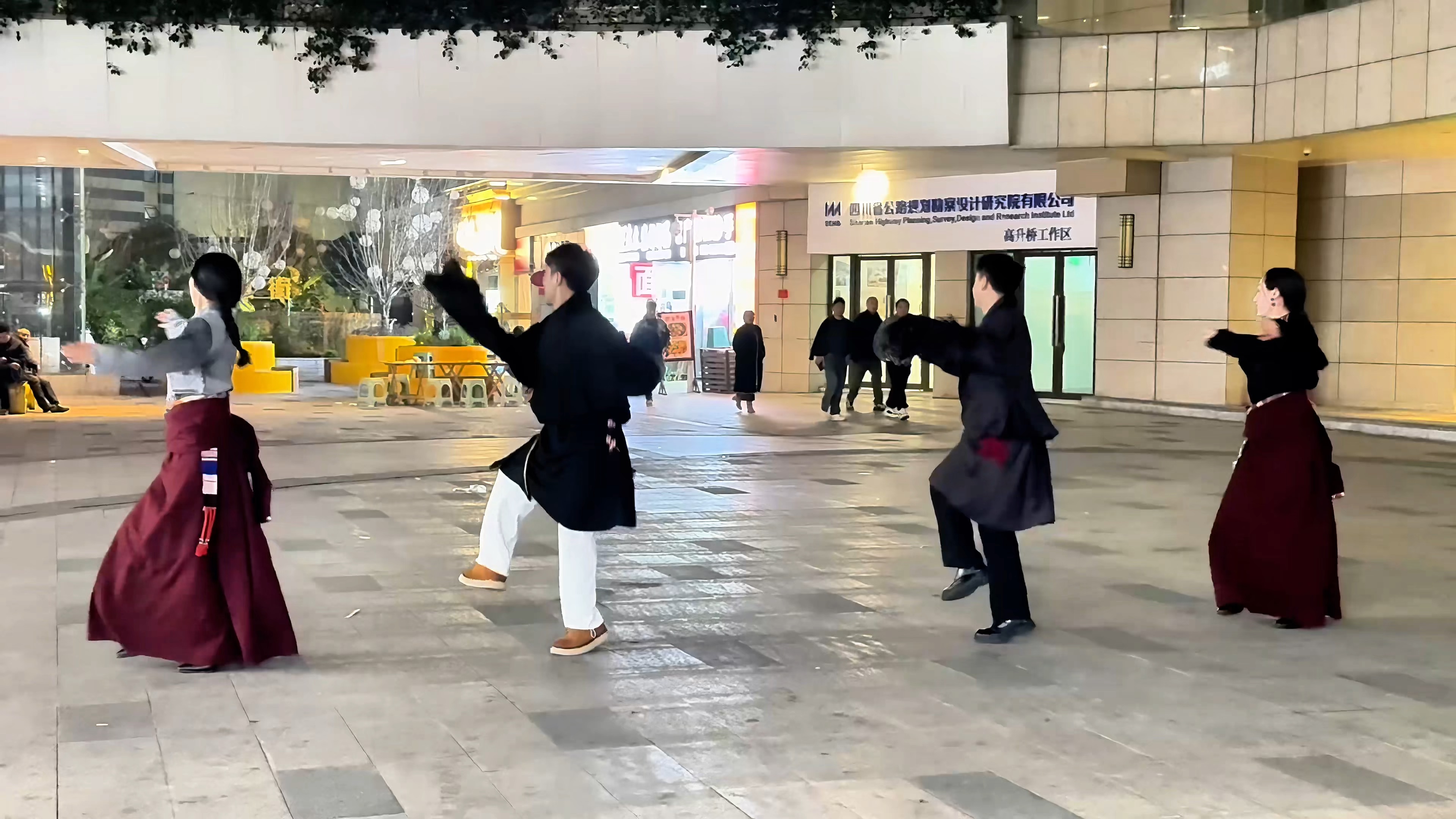 登孜、扎西，以及两位女舞者《那曲奋进》