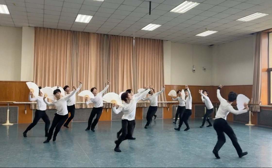 《纸扇书生》教室版，编导：胡岩，领舞：陆奎文，表演北京舞蹈学院。