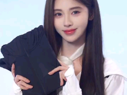 网友们，我的偶像鞠婧祎说：“夏天到了，防晒穿搭也要有氛围感哦。