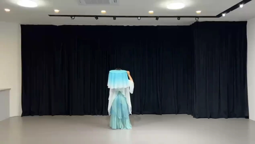 青衫烟雨客，似是故人来