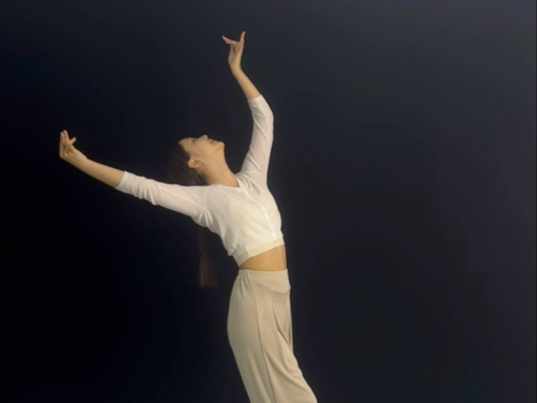 不必追赶节拍，  我们要教你的，  是如何用脊椎呼吸，  用指尖接住