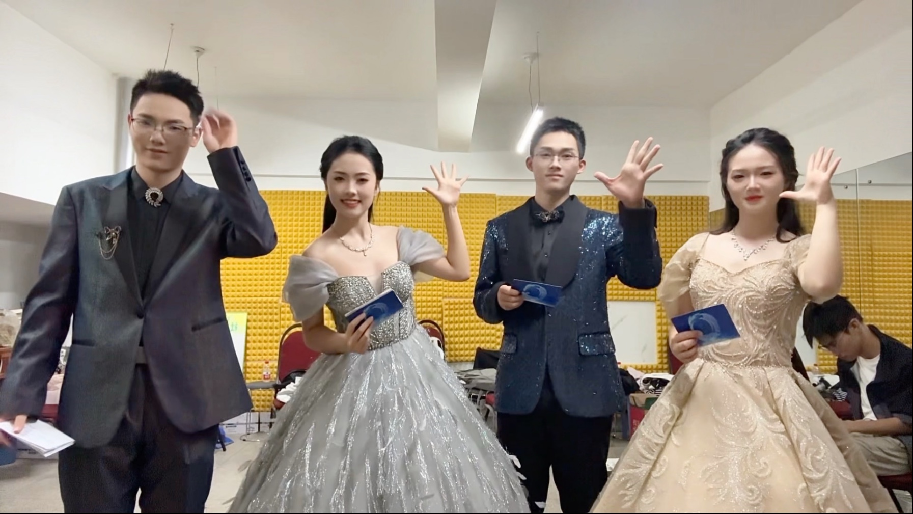 看清楚 我们会出现在大银幕～