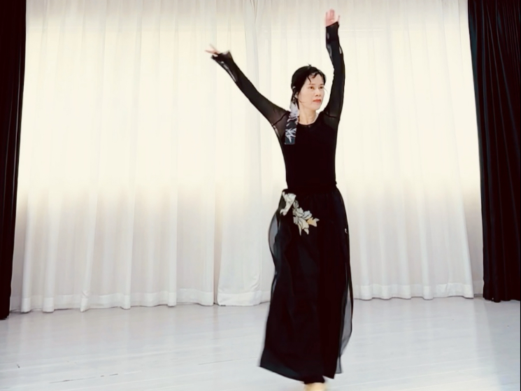 古典舞身韵《无界高山》，编舞：洪威、谭玲