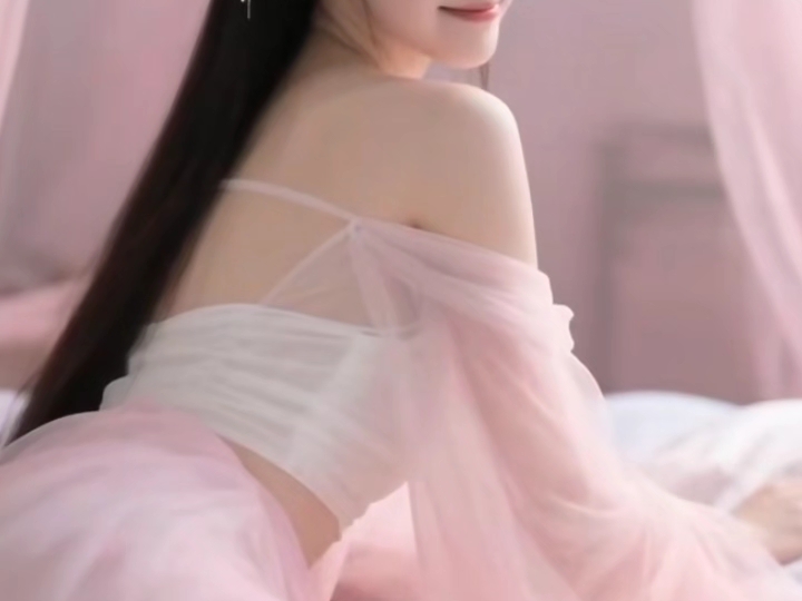 玉簪斜挽，眸含秋水，绛唇轻点映霓裳。