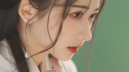 玉指挽星河，回眸坠月波。云鬓一顾散，人间百花折。