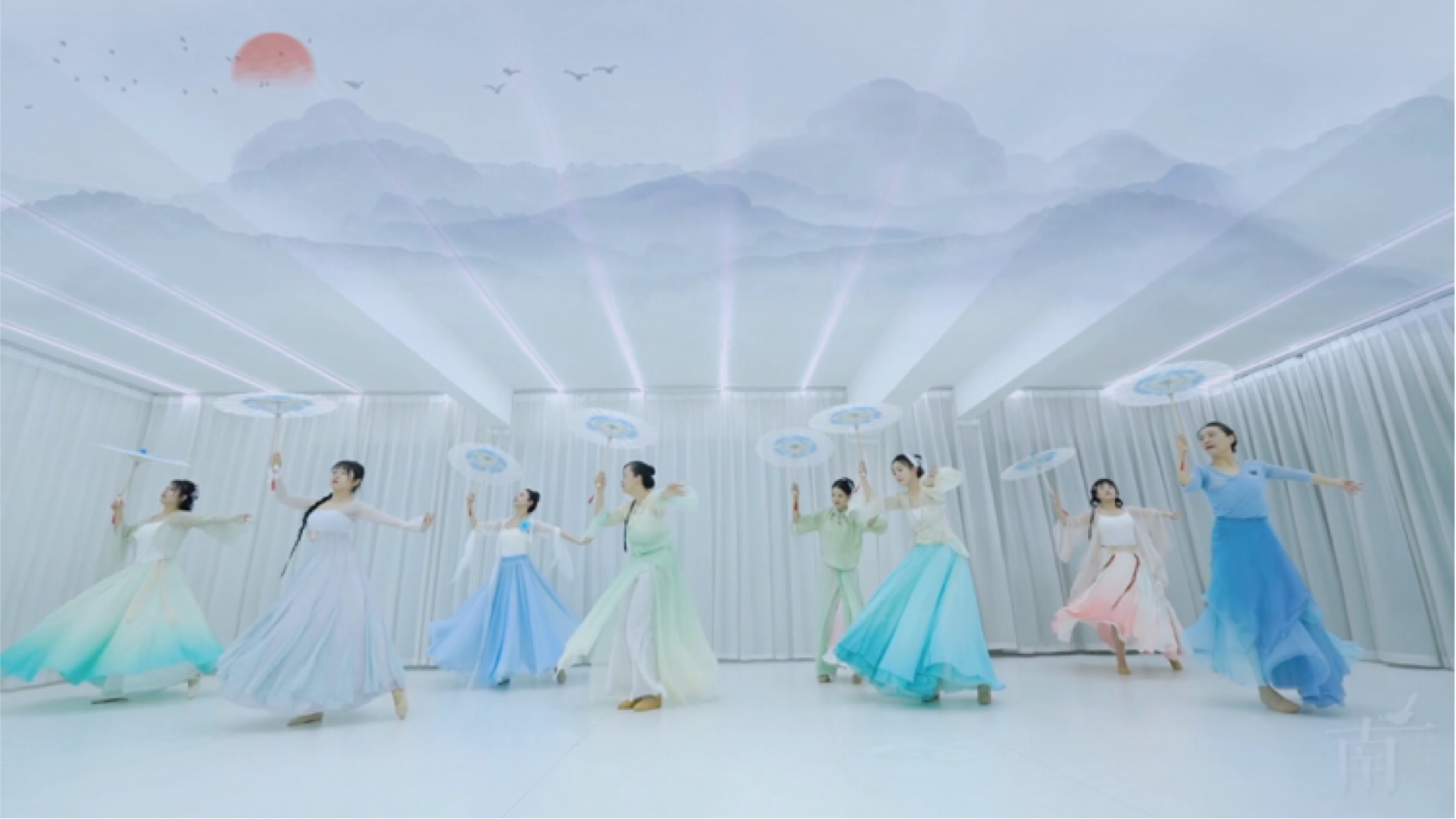 【南鹊古典舞社】-「油纸伞」独倚幽窗，看转角处的青石小巷。