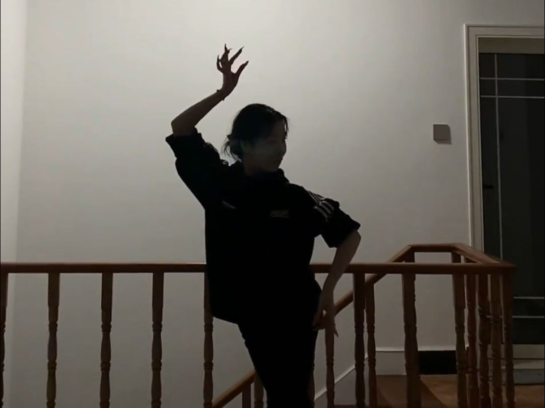 卫衣版敦煌舞 网友：这手势也太美了