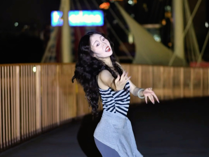 葡萄架下的篝火～#葡萄架下的篝火#终于轮到民族舞展示了#民族