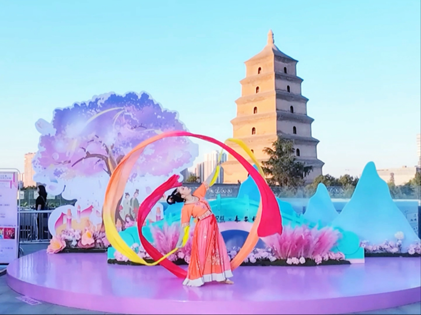 甘肃的长绸从莫高窟飞来长安的长绸必然得从大雁塔飞来