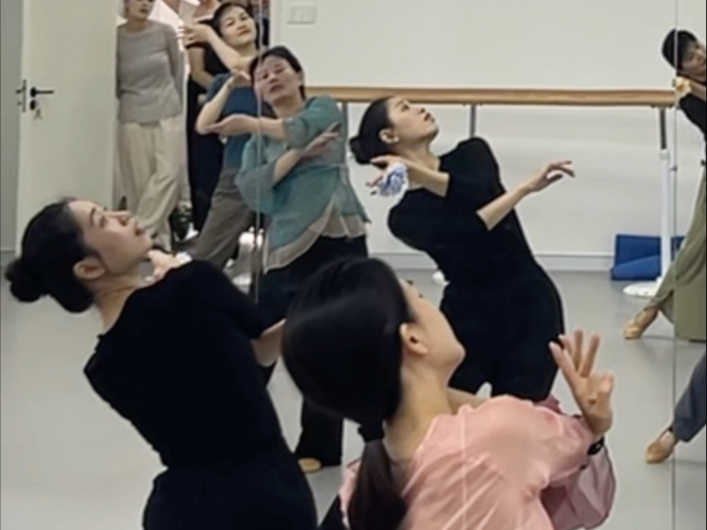 最后一个八拍咋能这么不协调！！