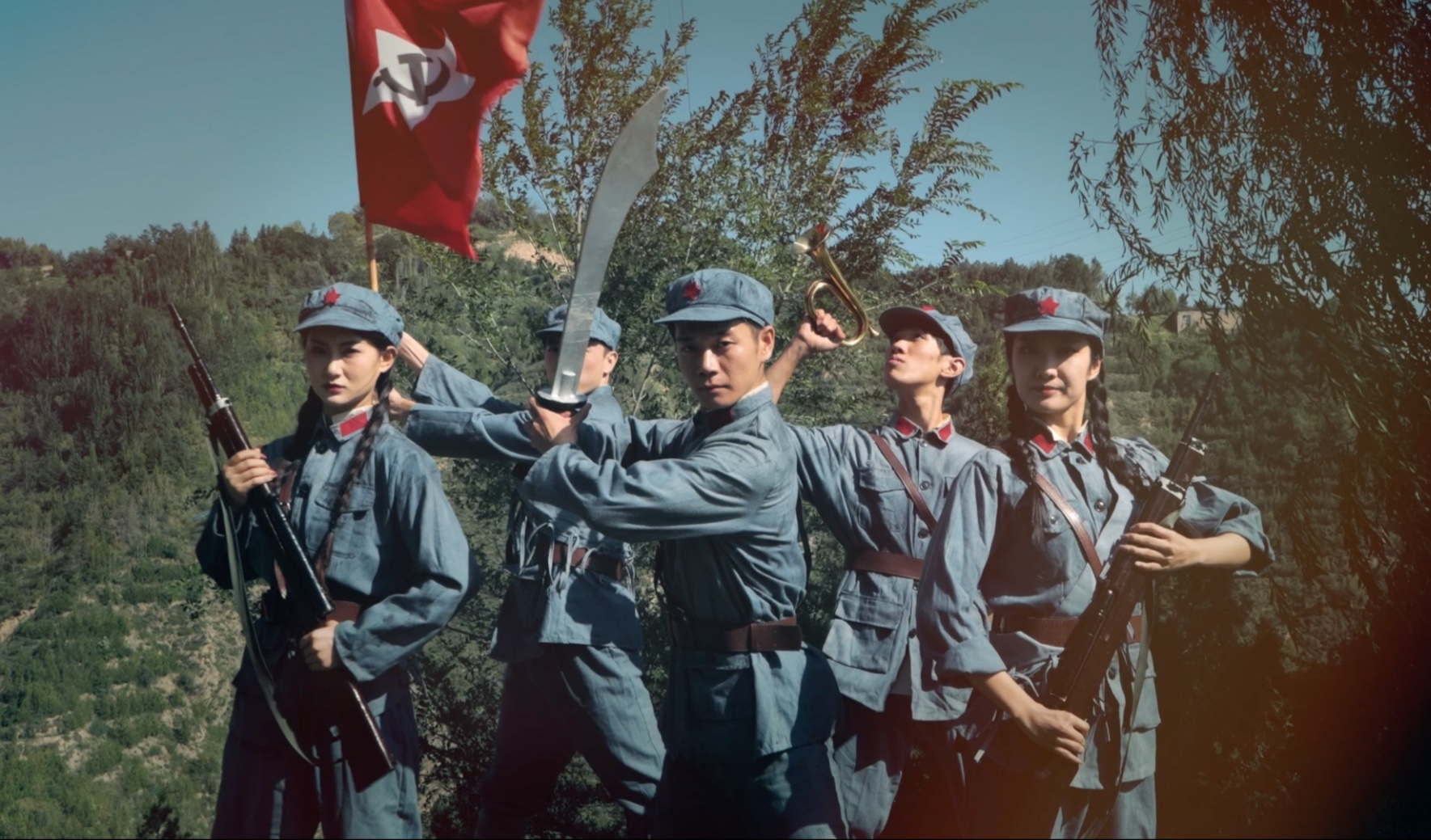 舞蹈演员们用身体语言，讲述了抗日战争的故事。#九三阅兵式舞