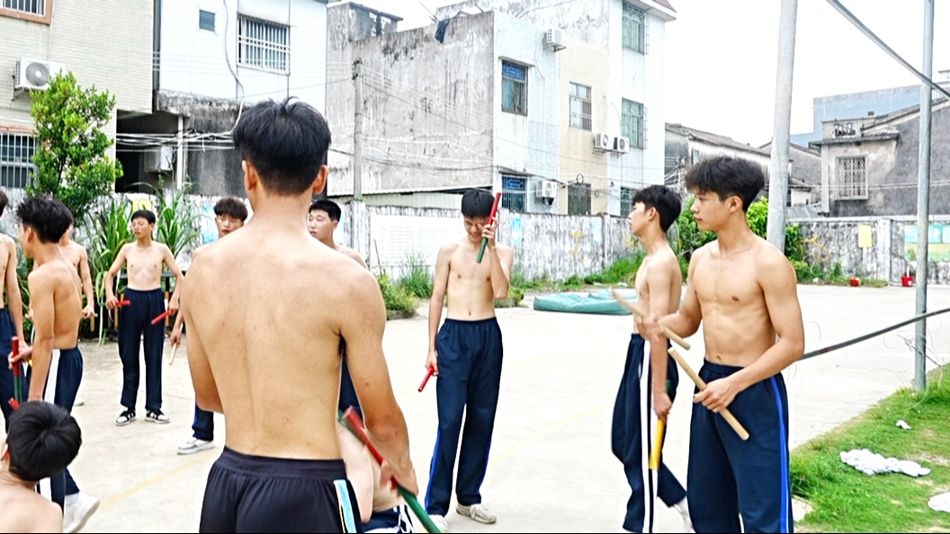 广东饶平武术英歌队训练点滴，潮汕人帮忙翻译一下