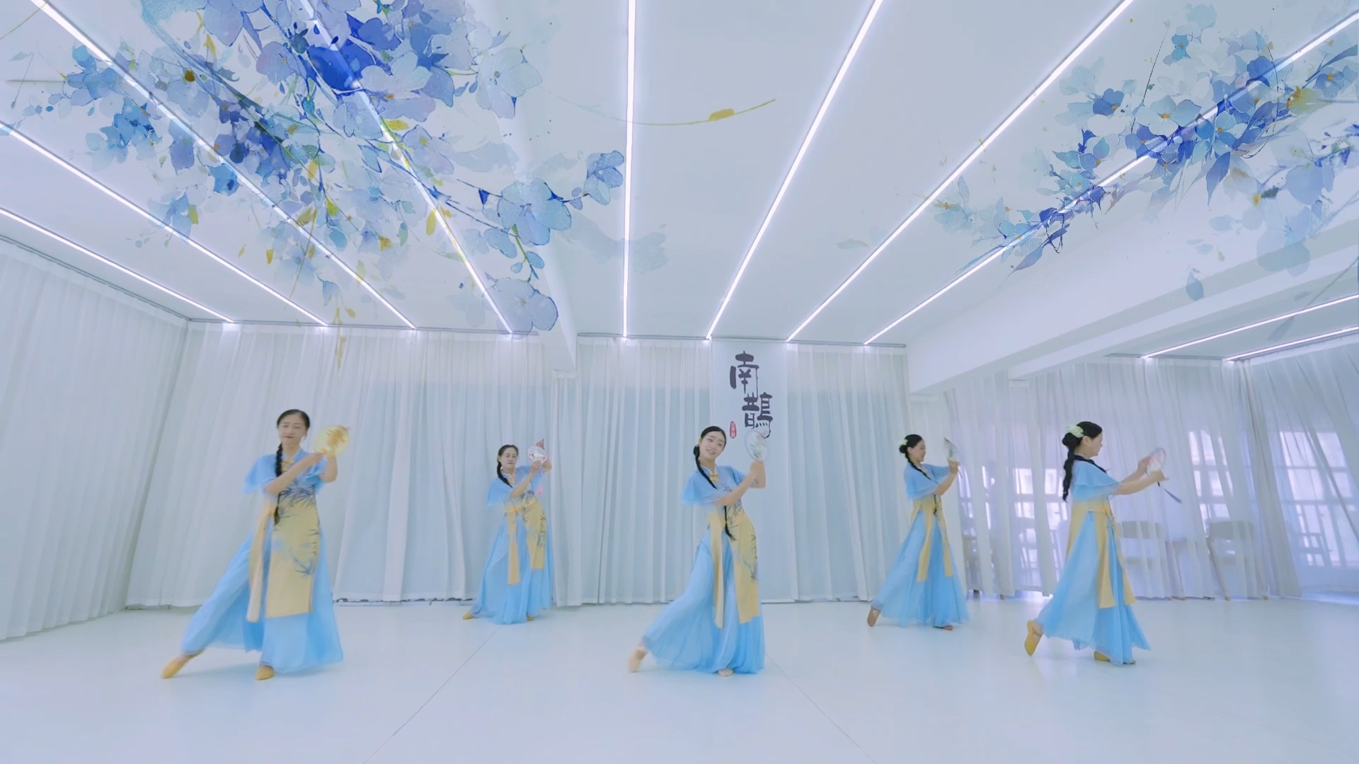 【南鹊古典舞社】-「花间梦」红楼别夜堪惆怅，香灯半卷流苏帐