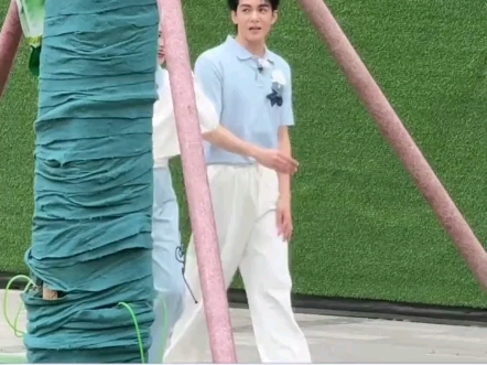 网友们，跑男为白鹿换白梦妍名牌。