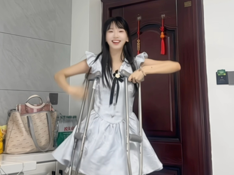 骨折舞蹈生 在家忍不住单腿起舞啦