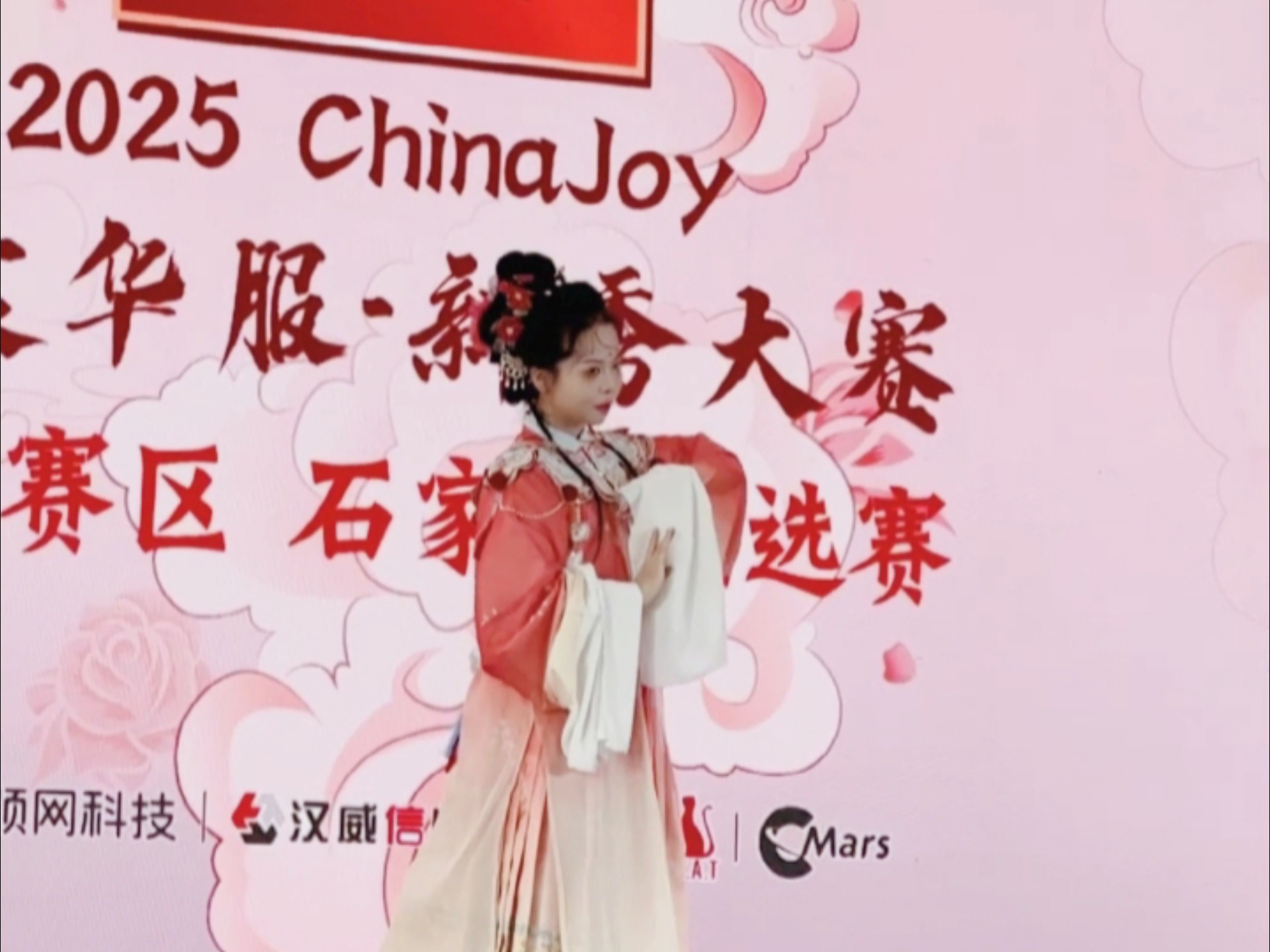 走成这样这也能拿汉服比赛第一？
