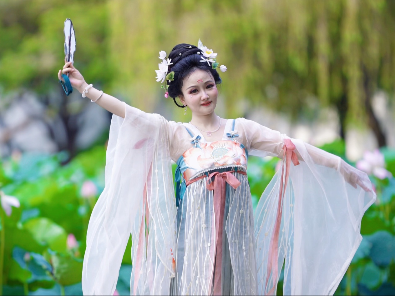 接天连叶无穷碧 映日荷花别样红