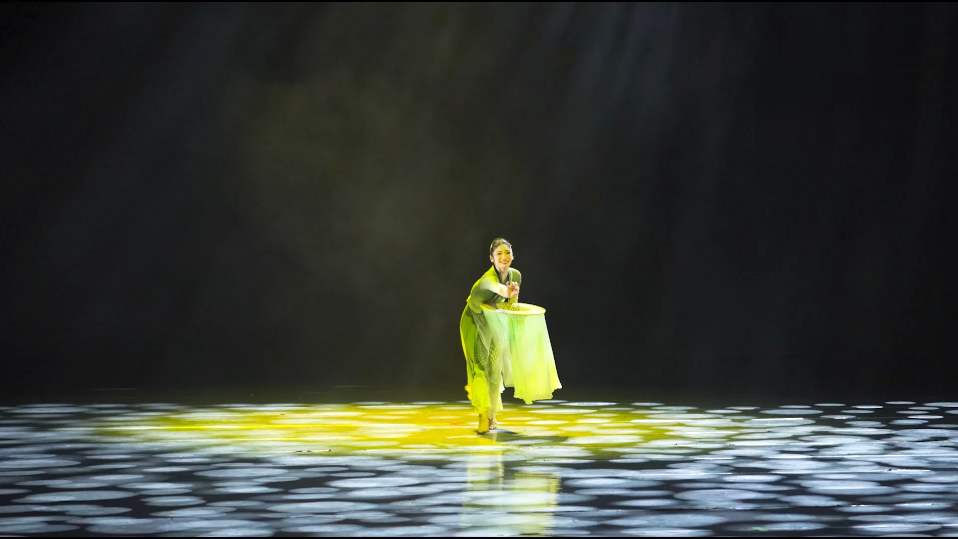 独舞《泥土可以芬芳》表演：林卓萱（浙江音乐学院）