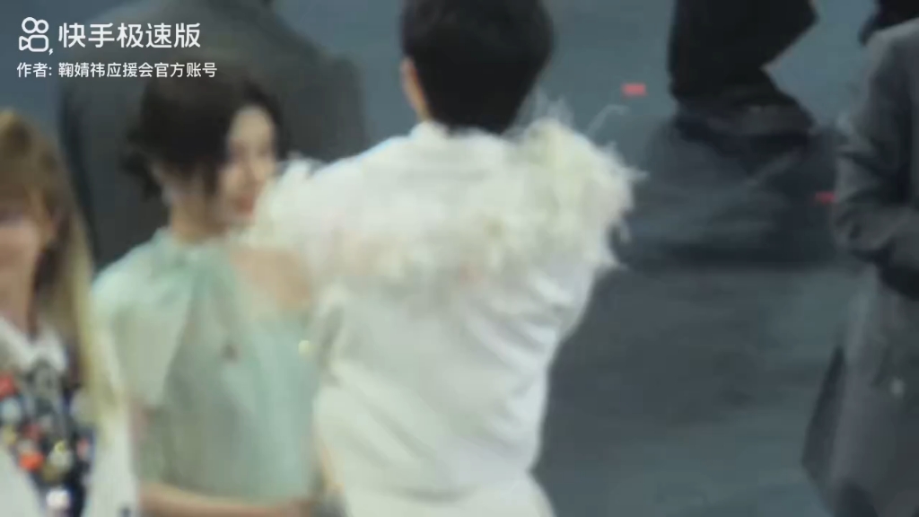 #鞠婧祎 捕捉一个疯狂寻找粉丝的宝宝 @鞠婧祎 #鞠婧祎王者荣