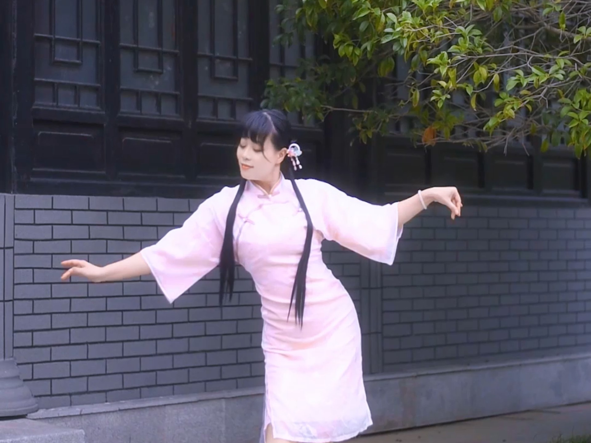 “跳得好嘛？小花哥哥教的～”