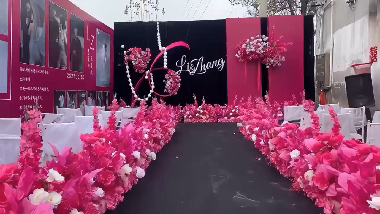 刚刚布置完一场玫瑰红婚礼，准备去整理细节