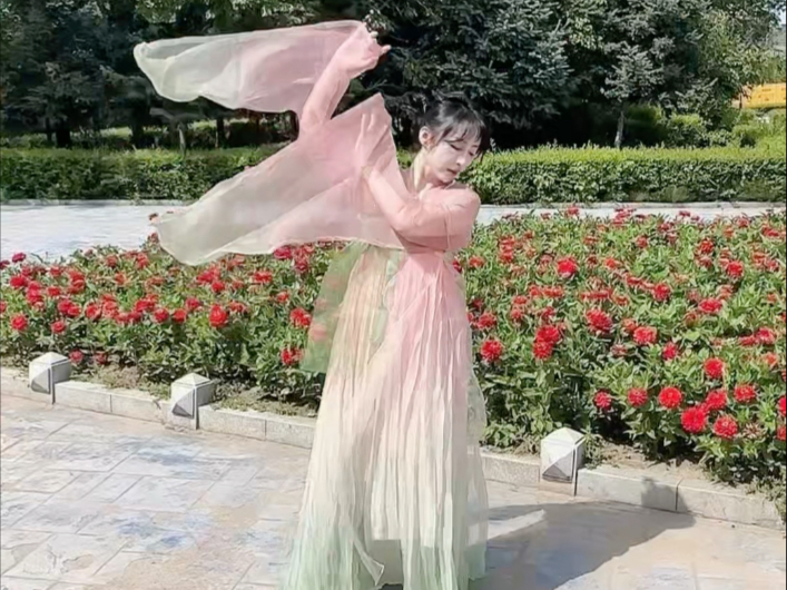 #汉服之美在华夏 #古典舞 等我在学学的哈哈