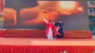 典狱司舞蹈，舞台库存，亲亲，实在找不到其它正面，只能截的直播，非常
