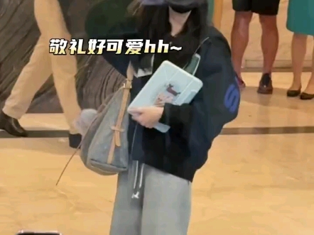 白鹿出发去长沙录制《你好星期六》给粉丝比心发撒！敬礼好可爱