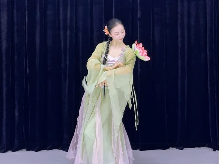 “纤手折芙蕖｜花洒罗衫湿”