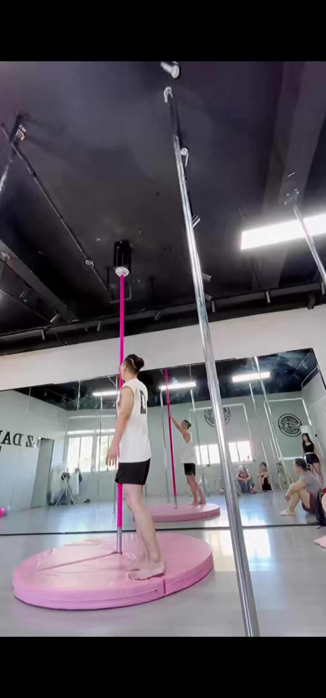 听这首歌脑海里已经浮现了好多舞蹈动作，先是两个人的现在是一