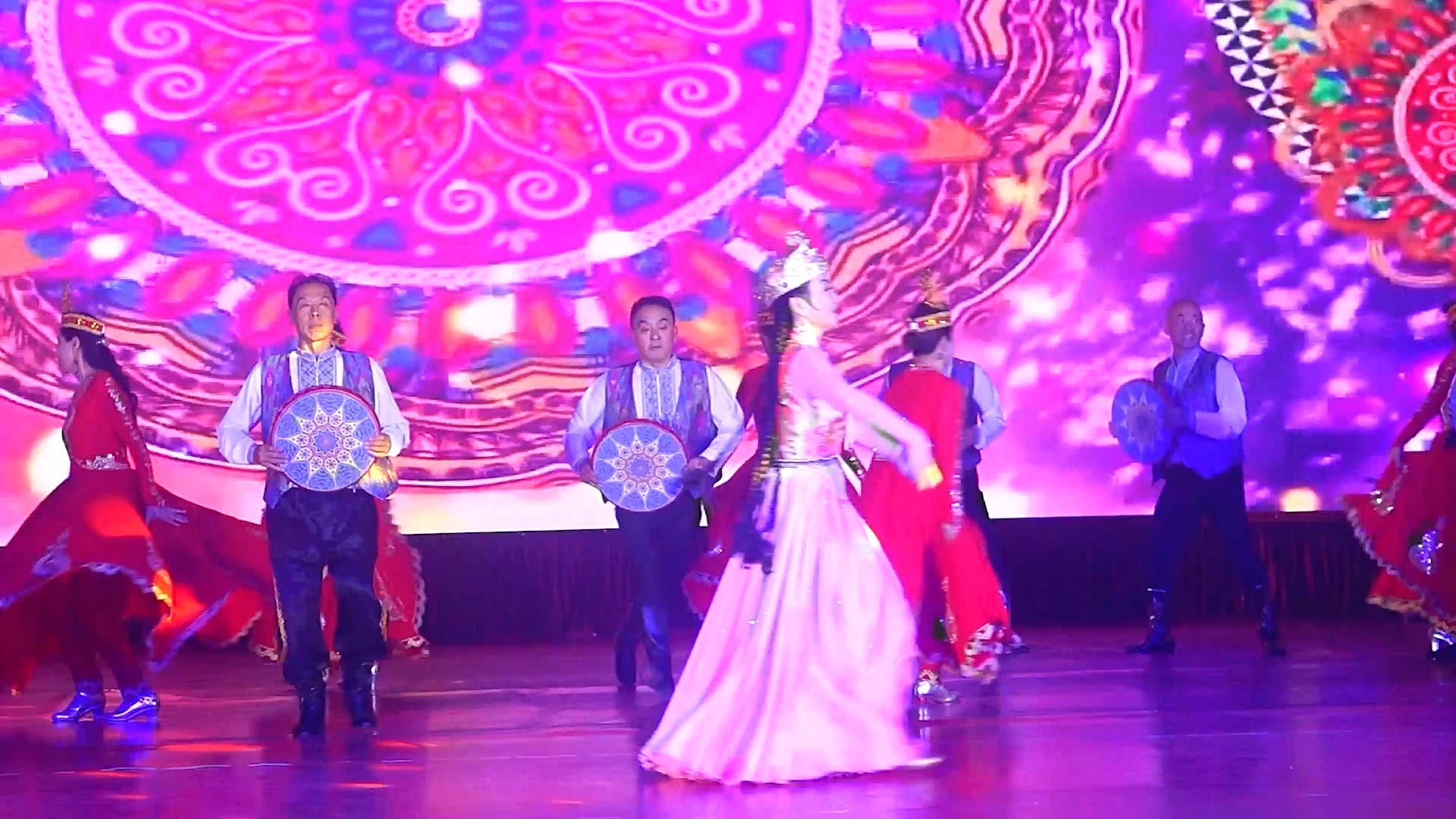 中亚顶流舞师同框！开场舞韵直接把舞台烧穿