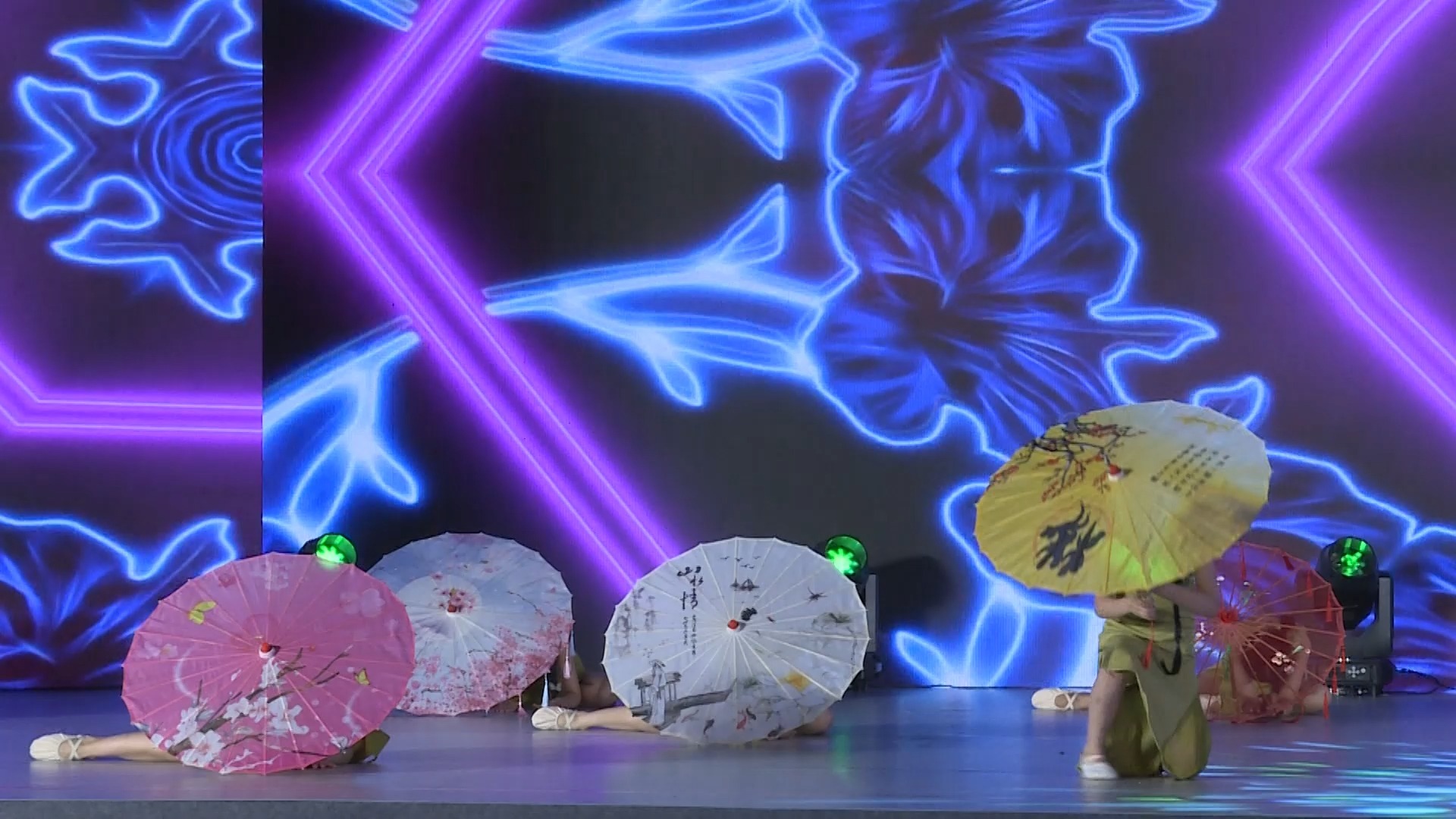 51 舞蹈《以伞如梦》