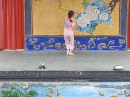 炎热的夏天，也阻挡不了我喜欢跳舞的心情。《小酒馆》