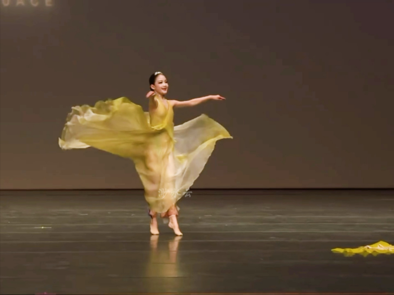 “谁一颦一笑摇曳了星云”